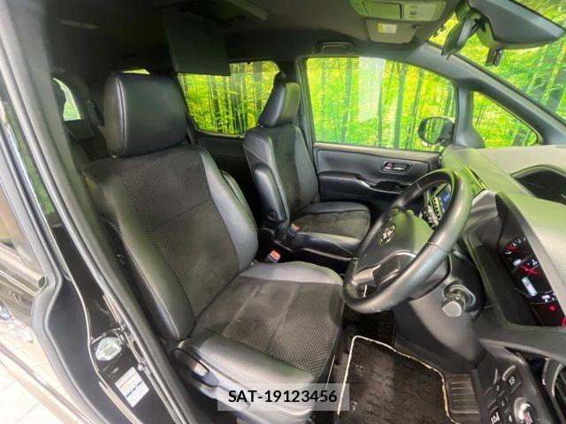 Toyota VOXY 2021-11 8872310-7