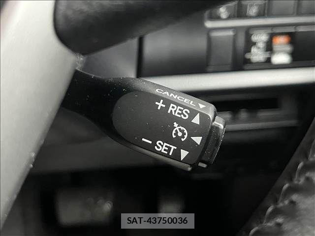 Toyota VOXY 2021-04 8882686-27