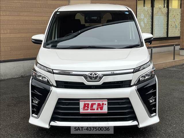 Toyota VOXY 2021-04 8882686-2
