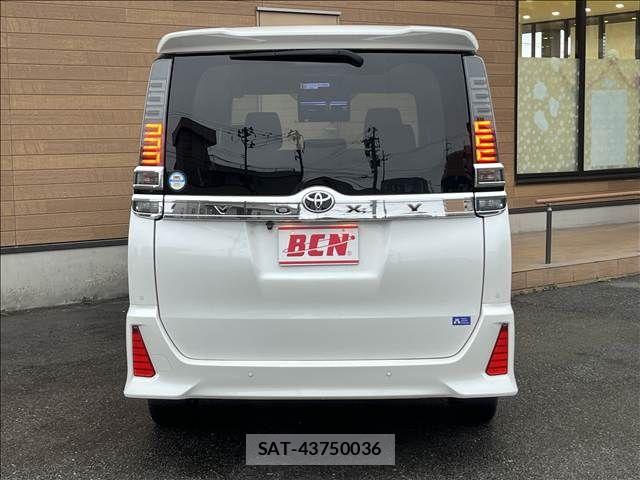 Toyota VOXY 2021-04 8882686-6