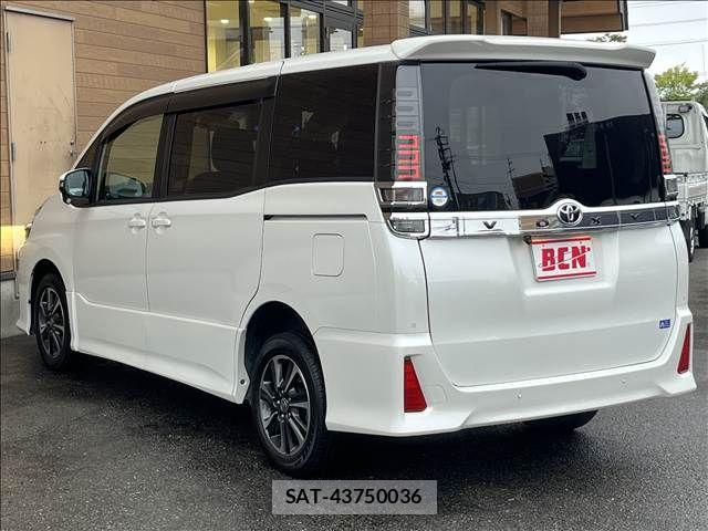 Toyota VOXY 2021-04 8882686-7