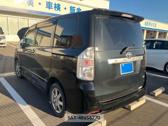 Toyota VOXY 2009-10 8884516-13