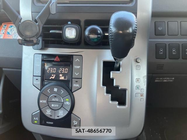Toyota VOXY 2009-10 8884516-25