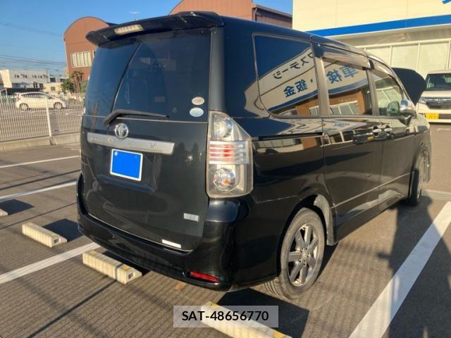 Toyota VOXY 2009-10 8884516-2