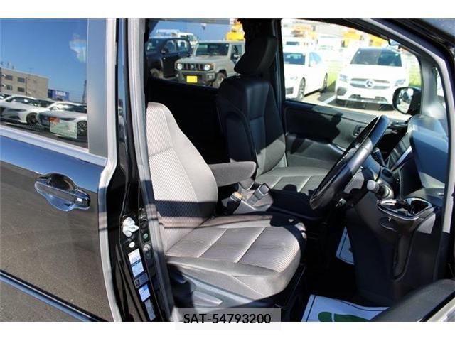 Toyota VOXY 2017-09 8884512-10