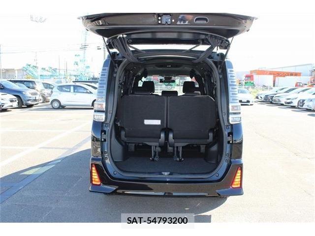 Toyota VOXY 2017-09 8884512-17