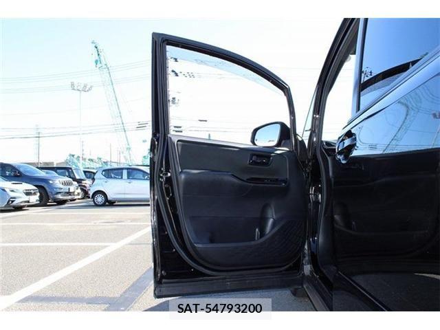 Toyota VOXY 2017-09 8884512-26