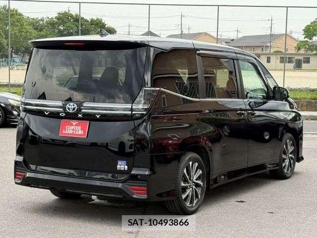Toyota VOXY HYBRID 2023-07 7252661-17