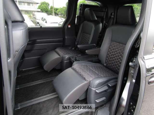 Toyota VOXY HYBRID 2023-07 7252661-4