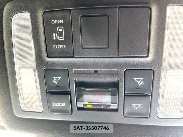 Toyota VOXY HYBRID 2024-10 7252658-2