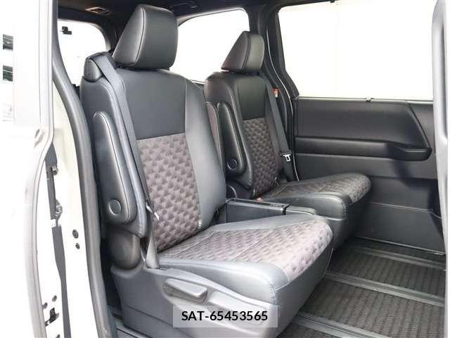 Toyota VOXY HYBRID 2023-07 7330784-17