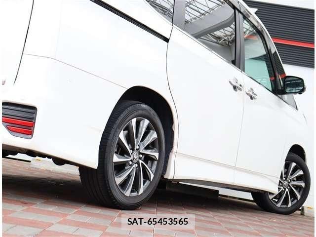 Toyota VOXY HYBRID 2023-07 7330784-29
