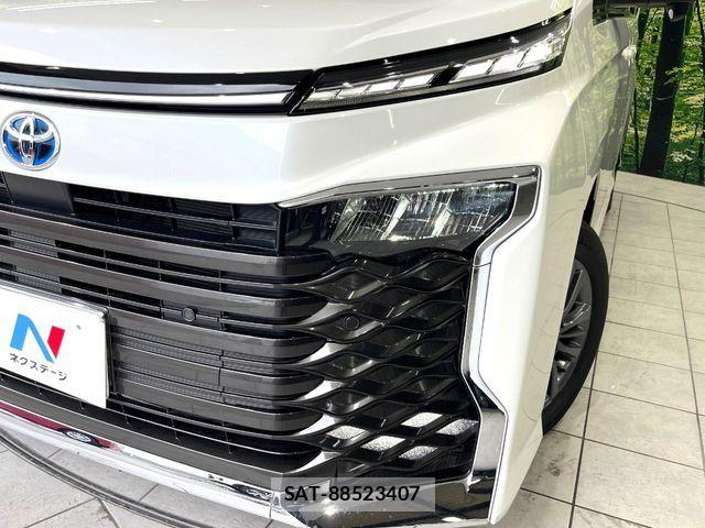 Toyota VOXY HYBRID 2024-10 7330783-12