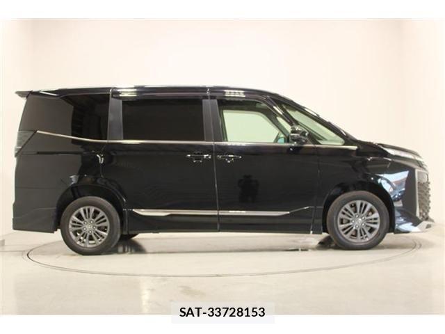 Toyota VOXY HYBRID 2022-04 7330789-12