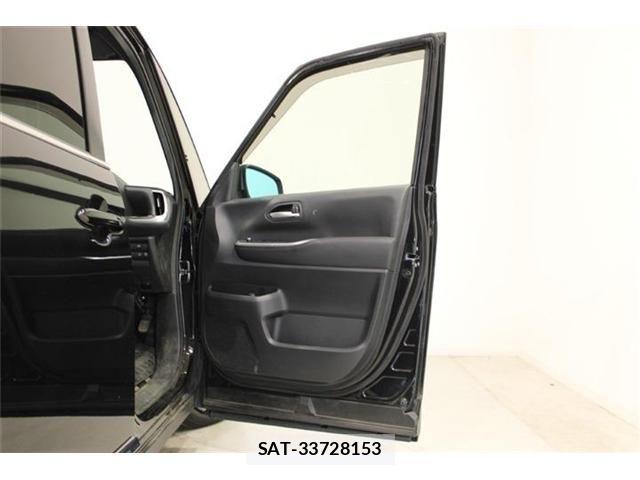 Toyota VOXY HYBRID 2022-04 7330789-28