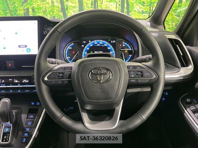 Toyota VOXY HYBRID 2023-10 7393652-12