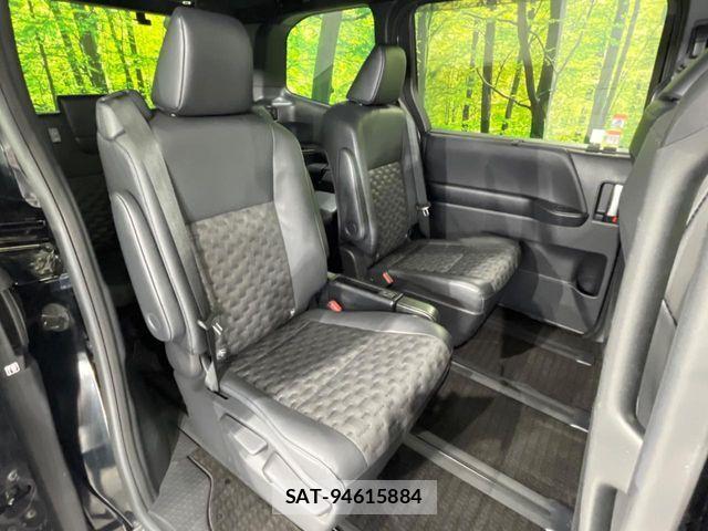 Toyota VOXY HYBRID 2023-07 7620944-10