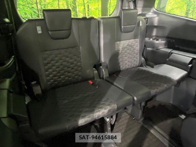 Toyota VOXY HYBRID 2023-07 7620944-11