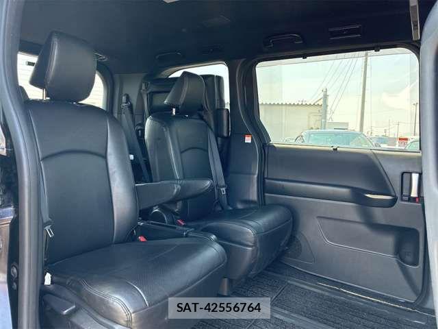 Toyota VOXY HYBRID 2023-06 7964190-12