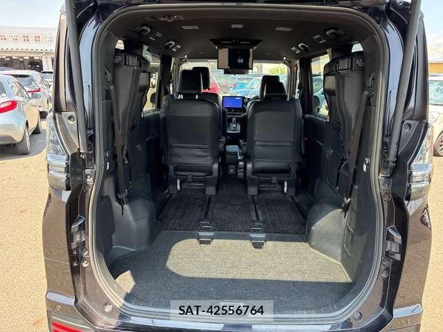 Toyota VOXY HYBRID 2023-06 7964190-13
