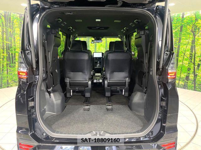 Toyota VOXY HYBRID 2023-09 8232206-11