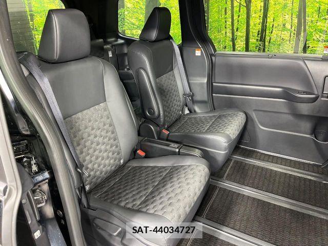 Toyota VOXY HYBRID 2024-11 8317768-11