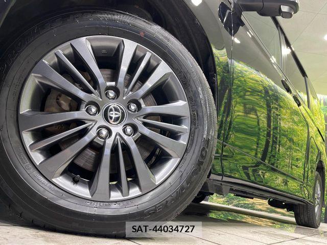 Toyota VOXY HYBRID 2024-11 8317768-16
