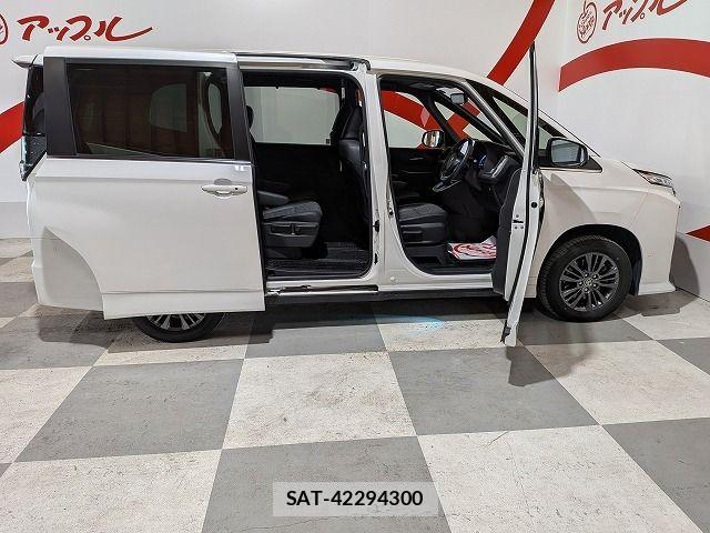 Toyota VOXY HYBRID 2023-10 8355816-11