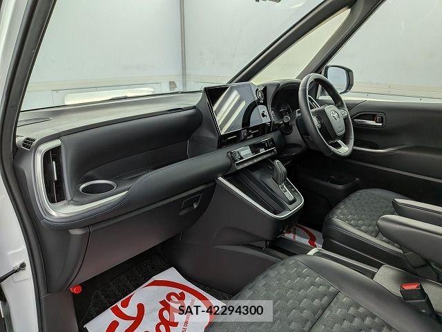 Toyota VOXY HYBRID 2023-10 8355816-12