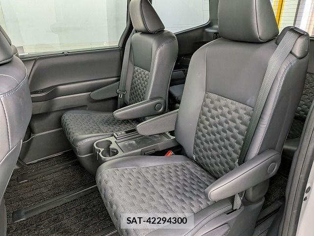Toyota VOXY HYBRID 2023-10 8355816-13