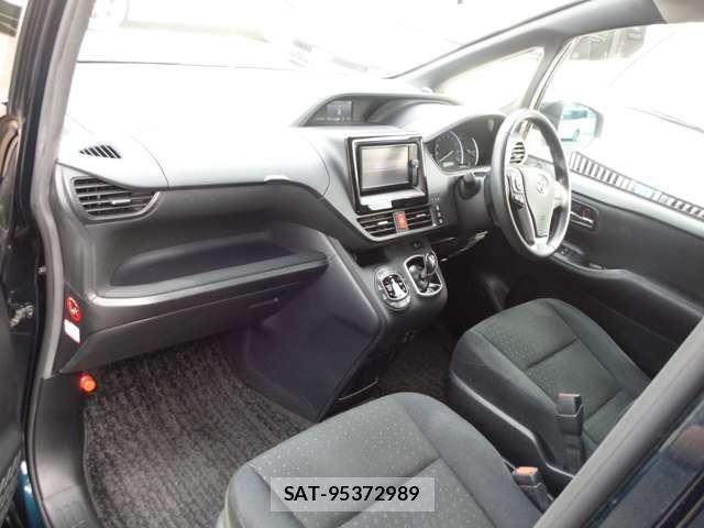 Toyota VOXY HYBRID 2014-06 8439003-13