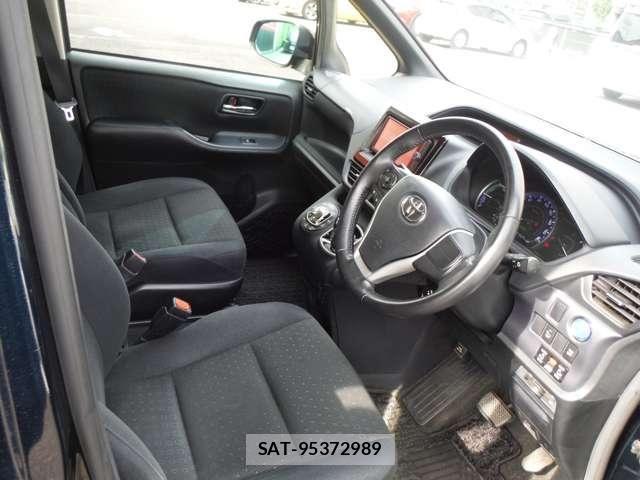 Toyota VOXY HYBRID 2014-06 8439003-18