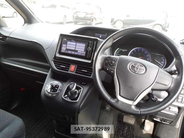 Toyota VOXY HYBRID 2014-06 8439003-19