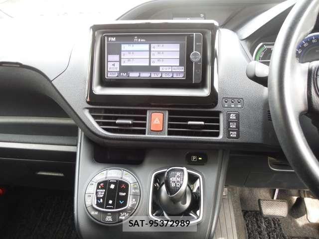Toyota VOXY HYBRID 2014-06 8439003-21