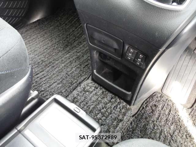 Toyota VOXY HYBRID 2014-06 8439003-29