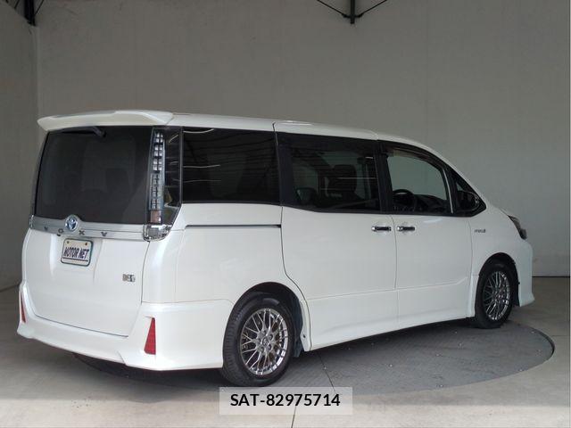 Toyota VOXY HYBRID 2017-06 8662094-1