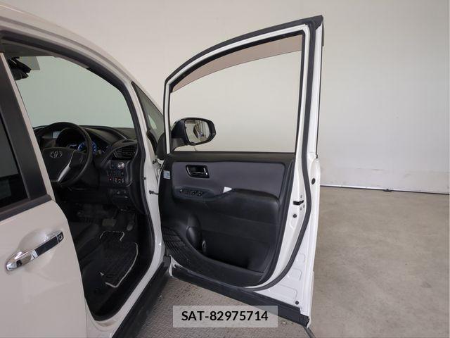 Toyota VOXY HYBRID 2017-06 8662094-28