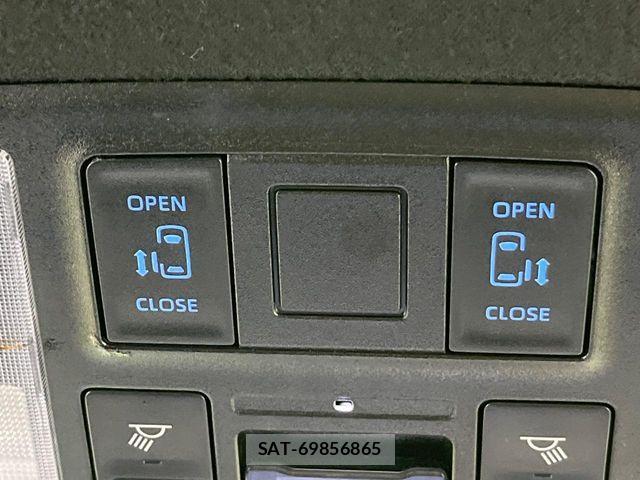 Toyota VOXY HYBRID 2022-10 8746467-4