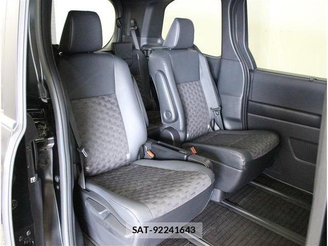 Toyota VOXY HYBRID 2023-03 8782437-13