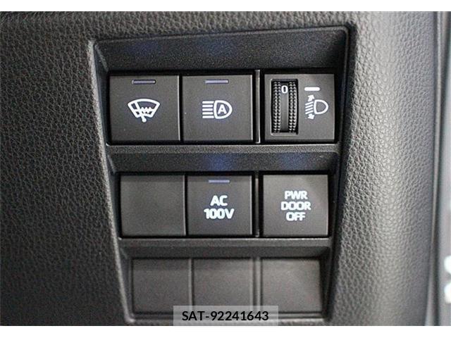 Toyota VOXY HYBRID 2023-03 8782437-24