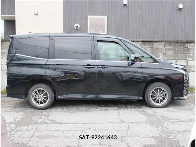 Toyota VOXY HYBRID 2023-03 8782437-4