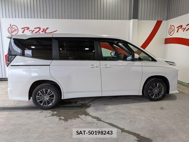 Toyota VOXY HYBRID 2024-06 8797782-5