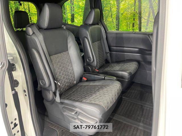 Toyota VOXY HYBRID 2023-03 8832200-9