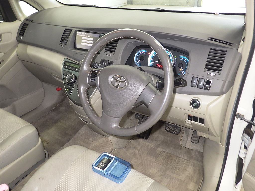 Toyota ISIS 2011 6875522-2