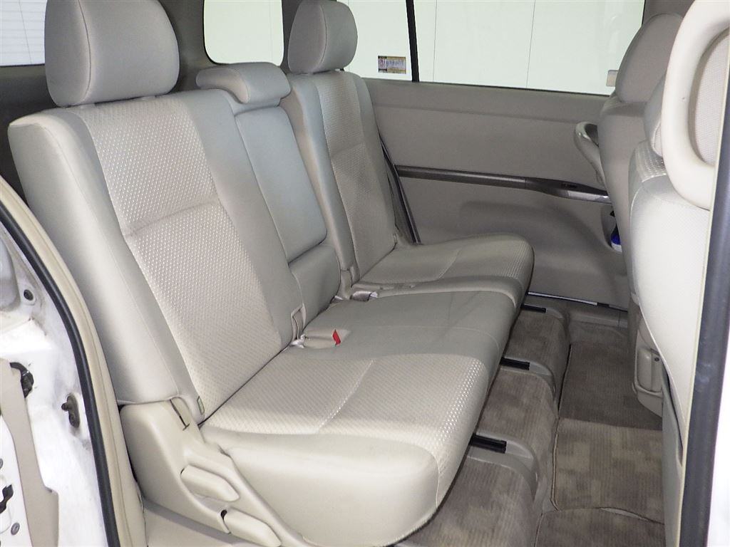 Toyota ISIS 2011 6875522-5