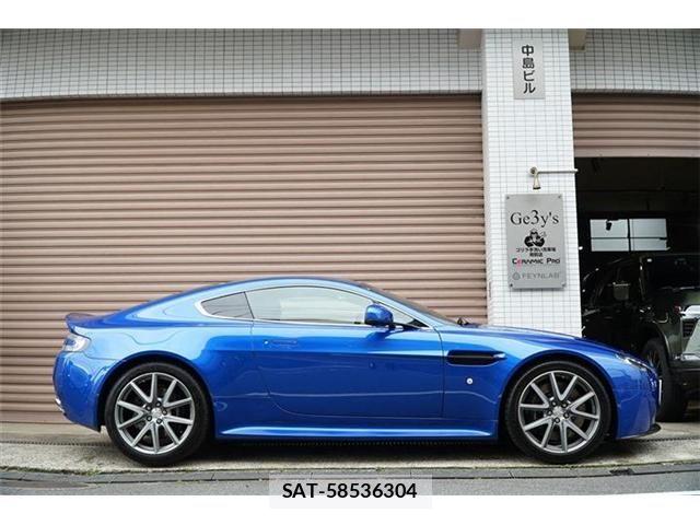 Aston Martin V8 2011-04 7964200-13
