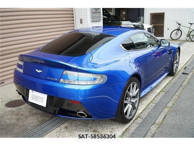 Aston Martin V8 2011-04 7964200-14