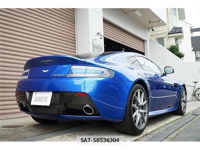 Aston Martin V8 2011-04 7964200-15
