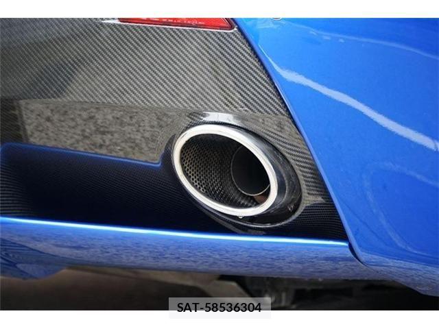 Aston Martin V8 2011-04 7964200-19