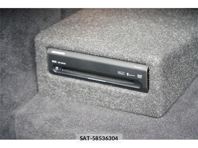 Aston Martin V8 2011-04 7964200-23
